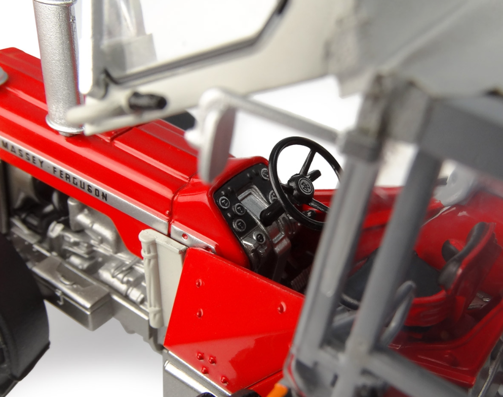 Massey Ferguson 1080 mit Peko-Kabine und Allradantrieb (4WD)