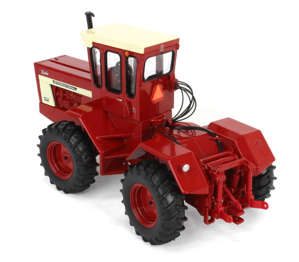 IH 4366 Allrad-Traktor mit roter Kabine