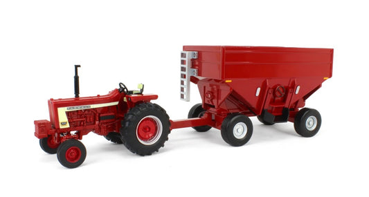 Farmall 806 Traktor mit Getreideanhänger
