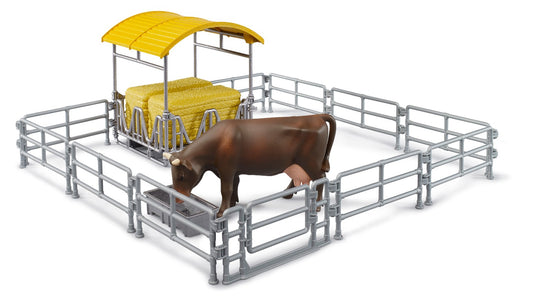 Heuraufe mit Zäunen und Trog