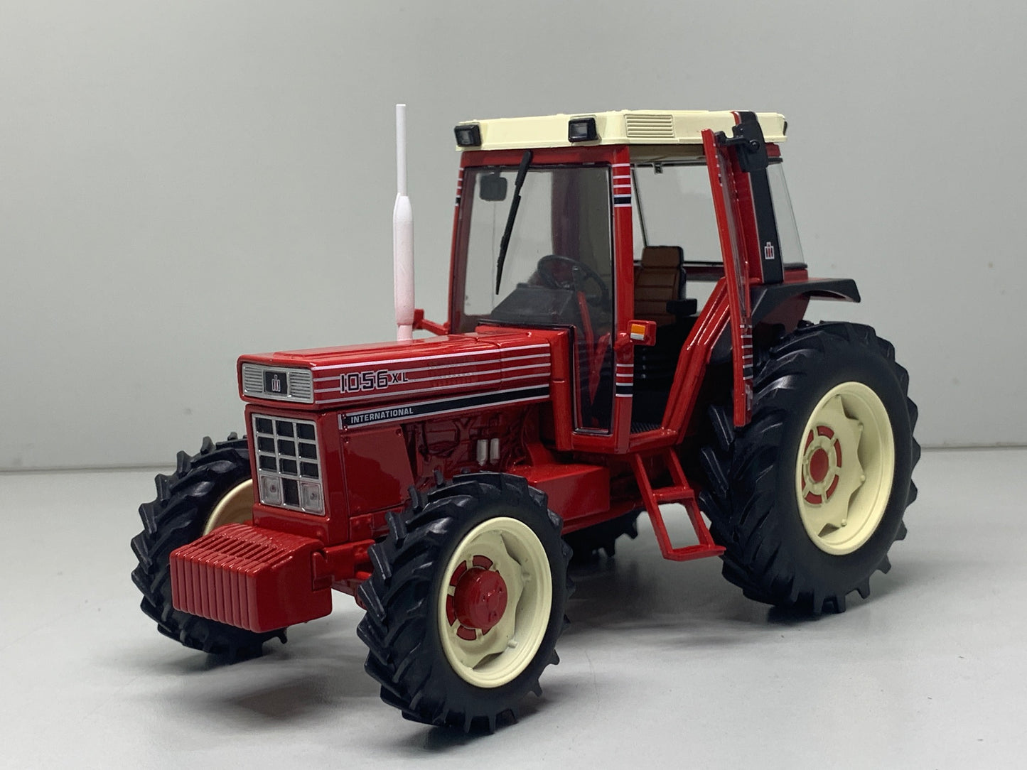International IH 1056 XL Traktor Streifen-Design