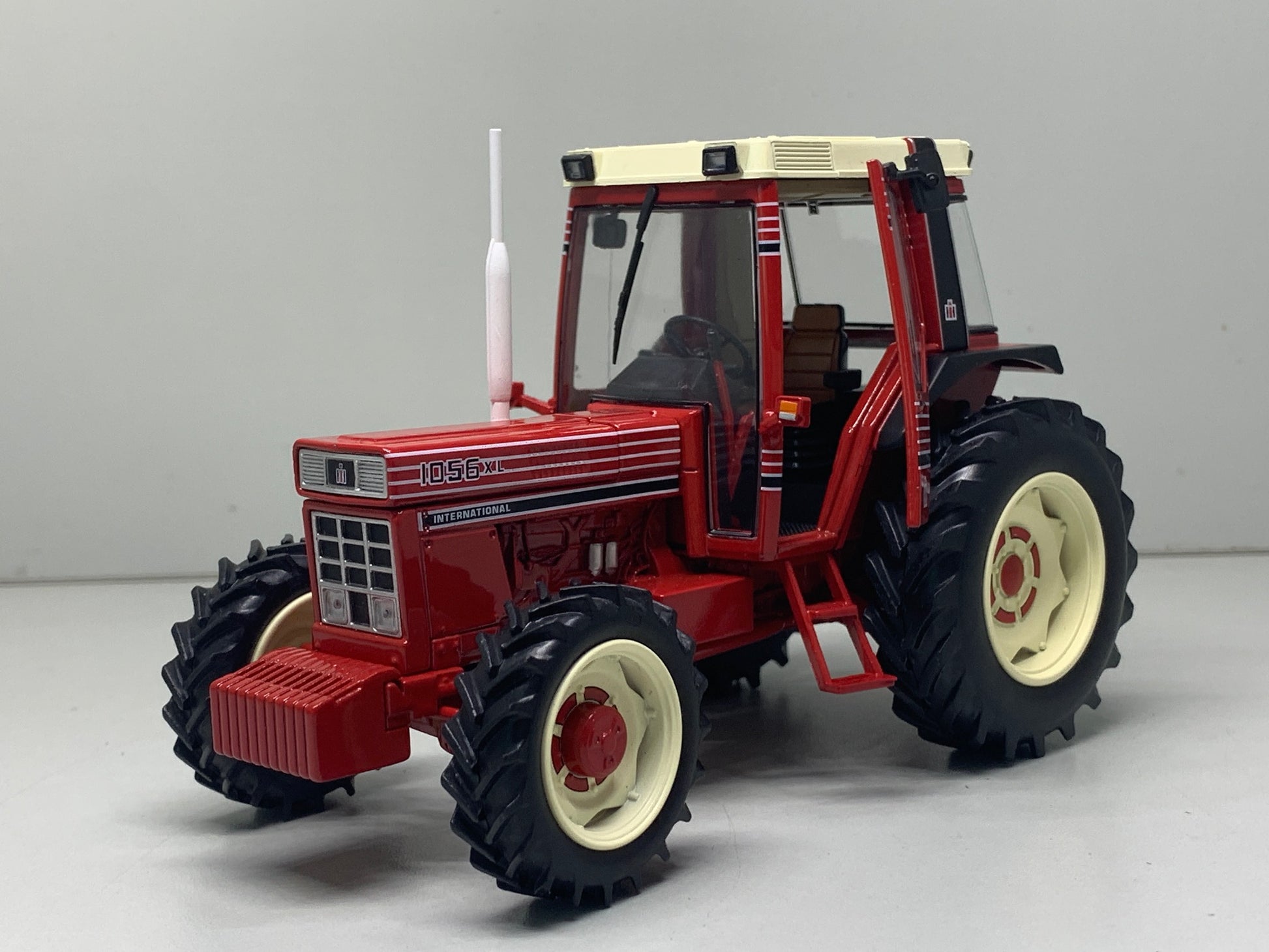 International IH 1056 XL Traktor Streifen-Design
