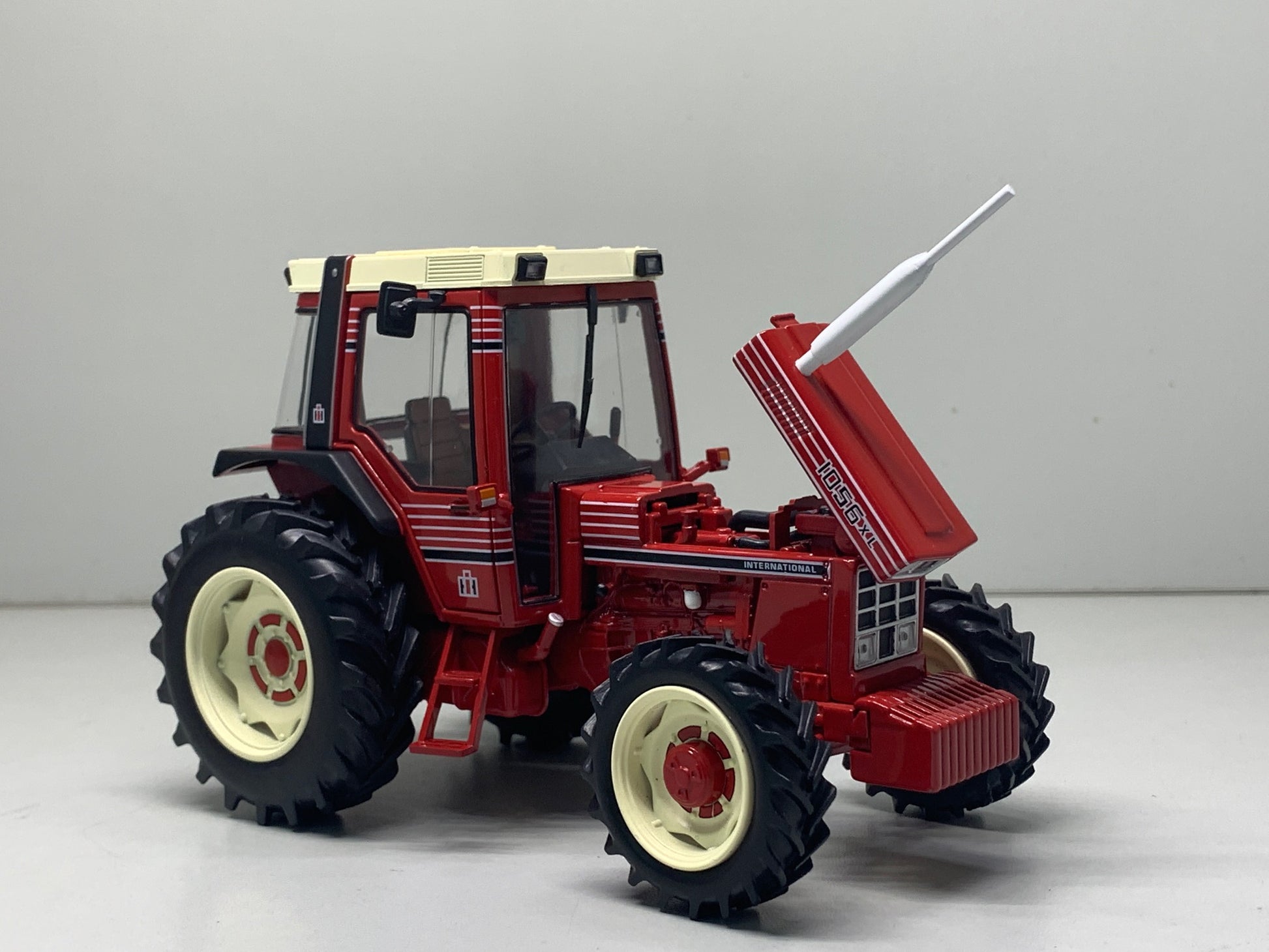 International IH 1056 XL Traktor Streifen-Design
