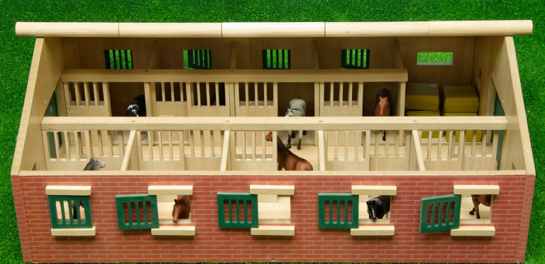 Pferdestall mit 9 Boxen