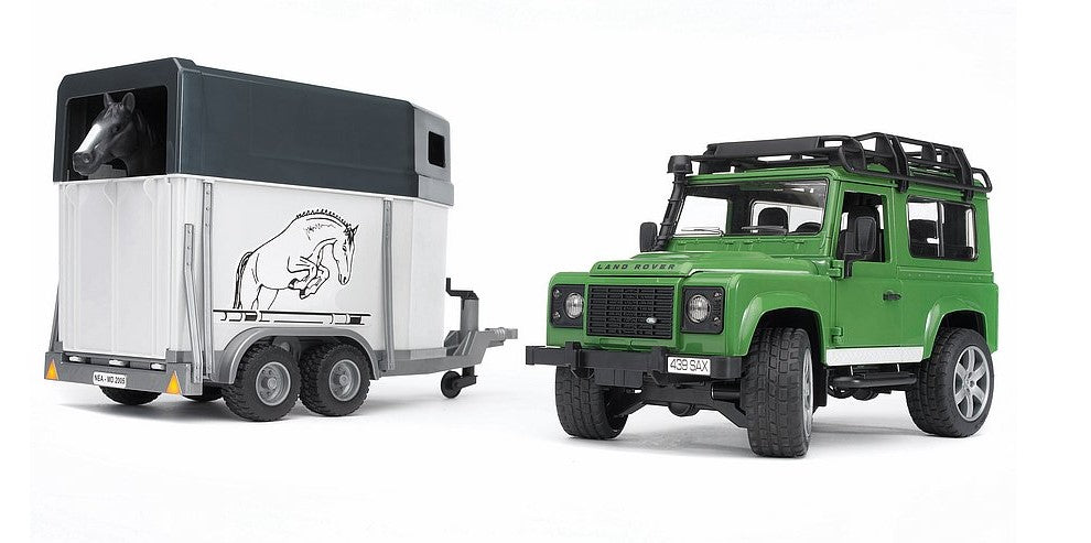 Land Rover Defender Station Wagon mit Pferdeanhänger und 1 Pferd