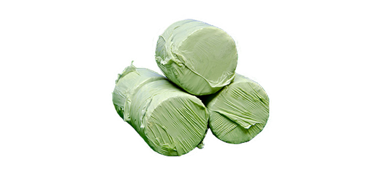 4 Siloballen mit grüner Folie