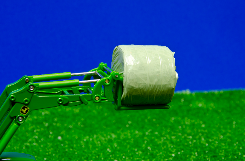 4 Siloballen mit grüner Folie