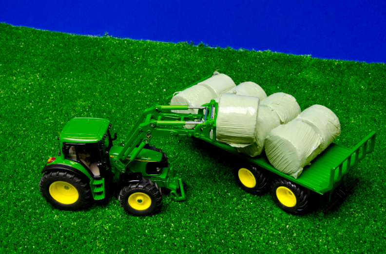 4 Siloballen mit grüner Folie