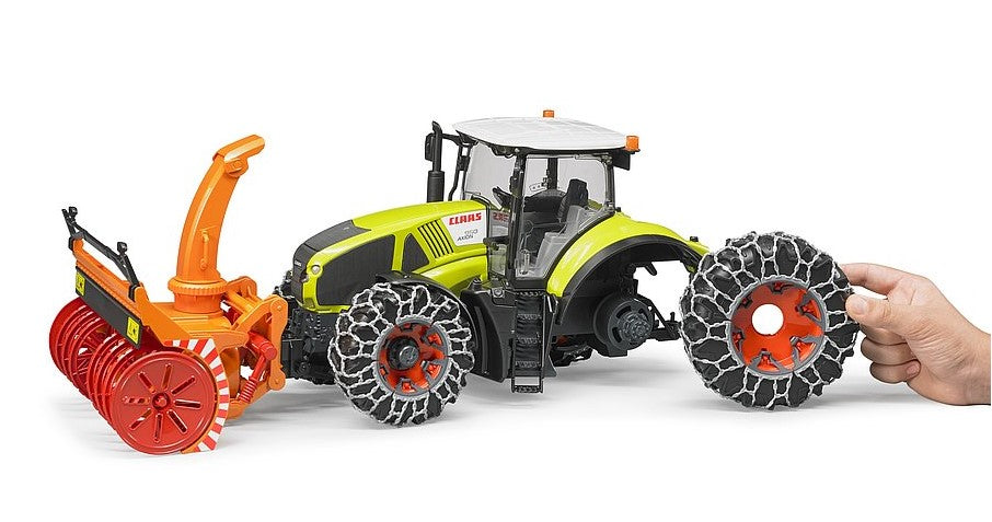 Claas Axion 950 mit Schneefräse und Schneeketten