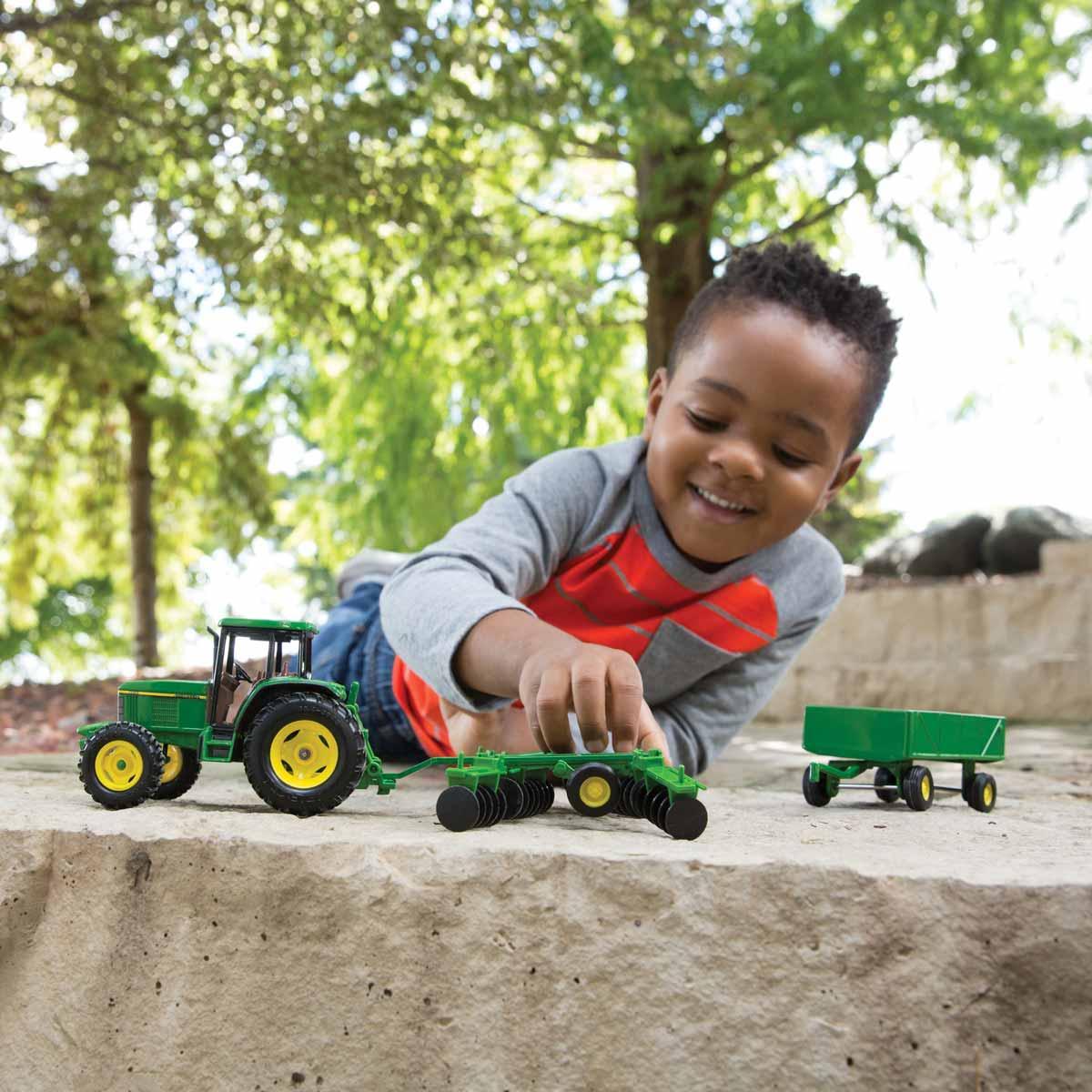 John Deere 6410 mit Wagen und Scheibenegge